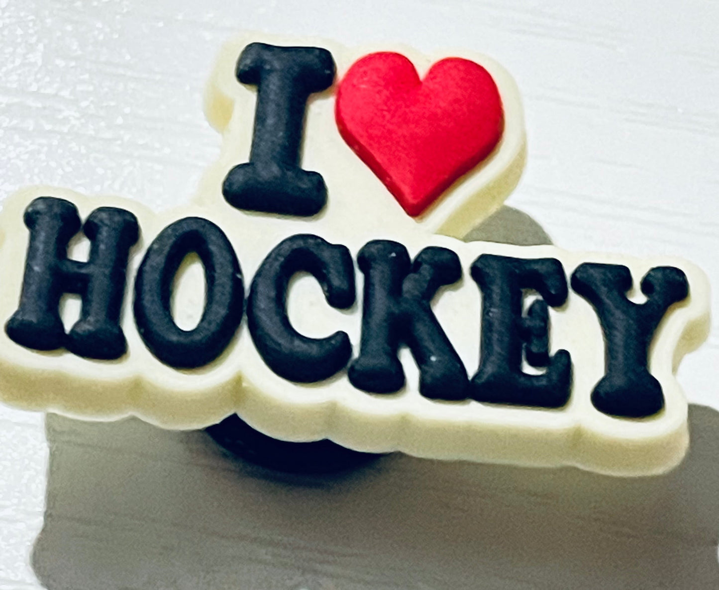 Decorative cake topper with 'I ❤️ Hockey' text on a white background